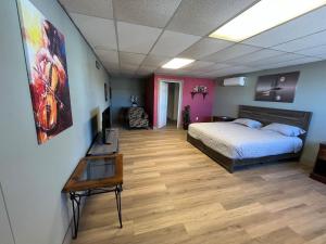 a bedroom with a bed and a table in it at Athens House number 7A in Las Vegas
