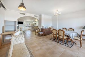 a living room with a dining table and chairs at Sun & Golf Stay in Baños y Mendigo