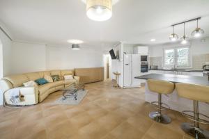a living room with a couch and a kitchen at Sun & Golf Stay in Baños y Mendigo