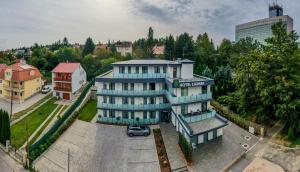 ein blaues Gebäude mit einem davor geparkten Auto in der Unterkunft Lignum Hotel in Miskolctapolca