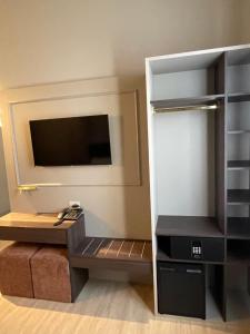 a room with a desk and a tv in a room at Hotel Serafino in Padova