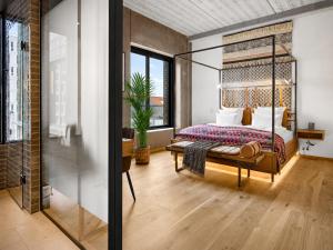 a bedroom with a bed with a metal canopy at Belle Guldsmeden in Aarhus