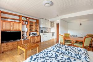 a living room with a kitchen and a dining room at Beautiful Apartment in Häusern