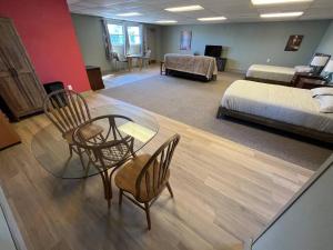 a room with a bed and a table and chairs at Athens House nuber 8 in Las Vegas