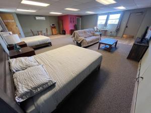a room with two beds and a couch and a table at Athens House nuber 8 in Las Vegas
