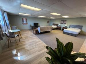 a hospital room with two beds and a couch at Athens House nuber 8 in Las Vegas