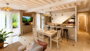 a kitchen and living room with a table and chairs at Le Jardin de Villevaudé, proche Disney & Paris in Villevaudé