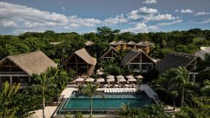 Luftaufnahme eines Resorts mit Swimmingpool in der Unterkunft Hotel Aimarawa in Coveñas