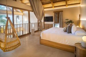 ein Schlafzimmer mit einem großen Bett und einem Balkon in der Unterkunft Hotel Aimarawa in Coveñas + 98 Fotos