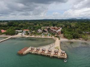 Luftaufnahme eines Resorts auf einer Insel im Wasser in der Unterkunft Hotel Aimarawa in Coveñas