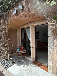 a patio with a table and chairs in a house at Cuevita El Abrigo - 1 dormitorio in Lomo de Arico