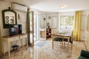 a home office with a desk and a mirror at Casa Bianca Rais Gerbi in Finale