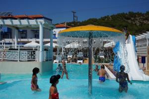 Bazén v ubytování Aphrodite Beach Hotel nebo v jeho okolí