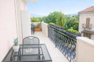 a balcony with a table and chairs on it at B&B Residence Armonia Sulmona in Sulmona