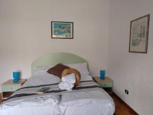 a bedroom with a bed with towels on it at Casa Augusta in Maccagno Superiore