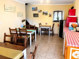 a kitchen and dining room with a table and chairs at Bed and breakfast Al Turchino in Mele