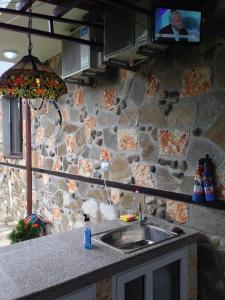 Η κουζίνα ή μικρή κουζίνα στο Apartment Zapovedni Rai +33 φωτογραφίες