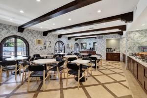 a restaurant with tables and chairs in a room at Best Western Plus Sunset Plaza Hotel in Los Angeles