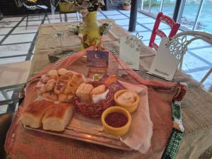 a tray of bread and pastries on a table at Día y noche in Ezeiza