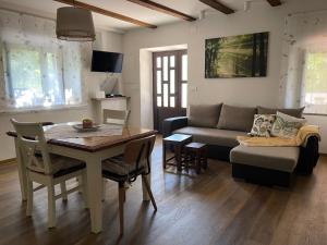 a living room with a table and a couch at Kuća kod Fajdara in Vele Mune