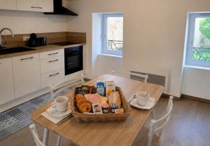 a basket of food on a table in a kitchen at Le Logis du Donjon 2 in Les Herbiers