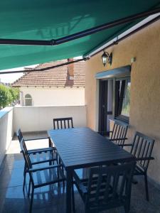a black table and chairs on a patio at Apartament Ultracentral NICOL in Curtea de Argeş