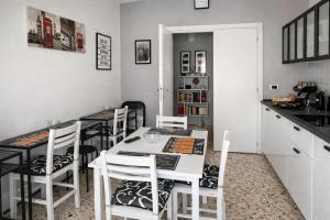 a kitchen with a white table and chairs and a counter at B&B Residence Armonia Sulmona in Sulmona