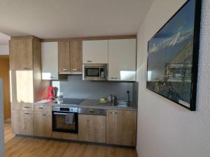 a kitchen with a sink and a microwave at Appart Gfall in Ried im Oberinntal