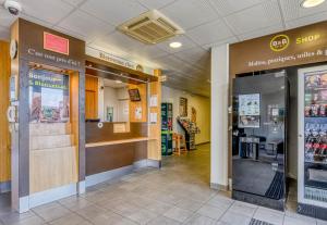 a grocery store with a store entrance and a store frontermott at B&B HOTEL Bordeaux Sud Mios 3 étoiles in Mios +26 photos