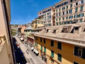 una vista di una strada cittadina con edifici di Albergo Posta a Genova