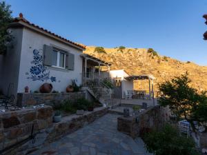 a house with a mountain in the background at To Balkoni Thanos in Thános