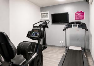 a room with a gym with a phone and a treadmill at Hotel Blu in Columbia