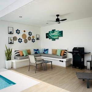 a living room with a couch and a table at Bello apartamento con piscina cerca del mar in San Juan del Sur