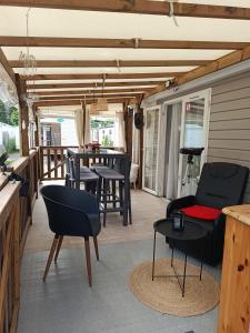 a living room with chairs and a table at Le Deauville in Le Grau-dʼAgde