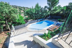 an overhead view of a swimming pool with stairs and trees at Villa JuliMée in Les Issambres