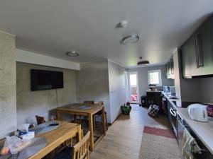 eine Küche mit Tisch und Esszimmer in der Unterkunft Tamme in Otepää