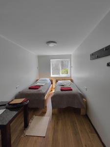 zwei Betten in einem Zimmer mit Fenster in der Unterkunft Tamme in Otepää