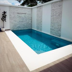 a swimming pool in the middle of a house at Bello apartamento con piscina cerca del mar in San Juan del Sur