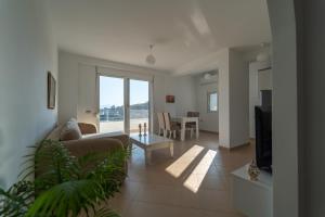 a living room with a couch and a table at Villa Er Deti in Sarandë