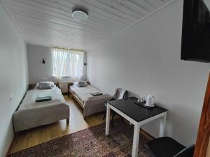 ein Wohnzimmer mit zwei Betten und einem Tisch in der Unterkunft Tamme in Otepää