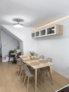 a dining room with a table and chairs at Casa Torrox Costa cerca del mar in Torrox