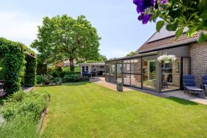 an internal view of the garden of a house at B&B Cosiness in Balen +9 photos