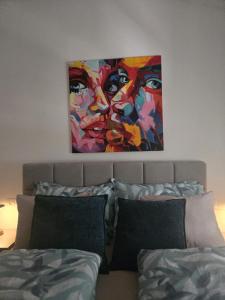 a painting above a bed in a bedroom at Moreto in Slano