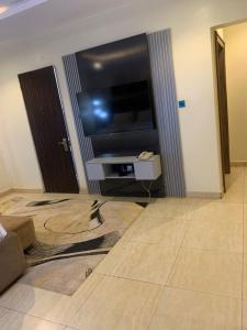 a living room with a flat screen tv on a wall at Valley in Kado