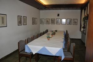 a dining room with a table and chairs at Hotel Gasthof Ratstube in Kirchheim unter Teck