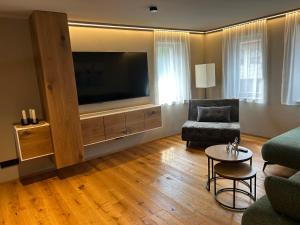 a living room with a large flat screen tv at Elsers Nummer12 in Weilheim an der Teck