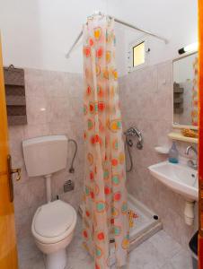 ein Badezimmer mit Toilette und Duschvorhang in der Unterkunft Davis Studios & Apartments - Ήλια Βόρειας Εύβοιας - 1' από τη θάλασσα in Region Ilia + 37 Fotos