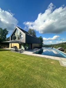 a house with a swimming pool and a yard at Dom w Czerwonej Dolinie Haus im Roten Tal Seidorf Sosnówka` in Sosnówka