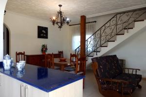 ミアミ・プラトーヤにあるMeddays Villa Zaragozaのキッチン、ダイニングルーム(青いカウンタートップ付)