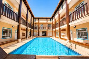 an indoor swimming pool in a building with a swimming poolvisorvisor at Pousada da Prainha in Arraial do Cabo